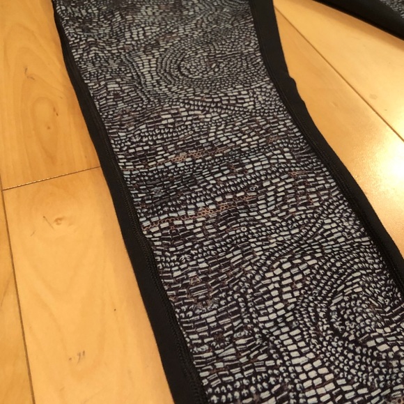 LULULEMON Wunder-Under Tight (size 6) - Picture 2 of 5